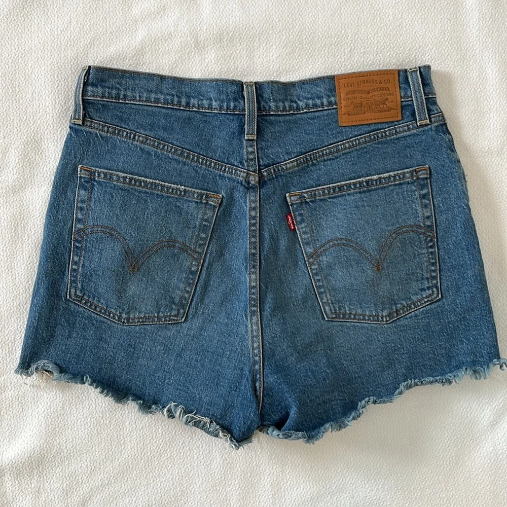 Levi’s Cutoff Ribcage High Rise Jean Shorts Size 31 - Picture 5 of 5